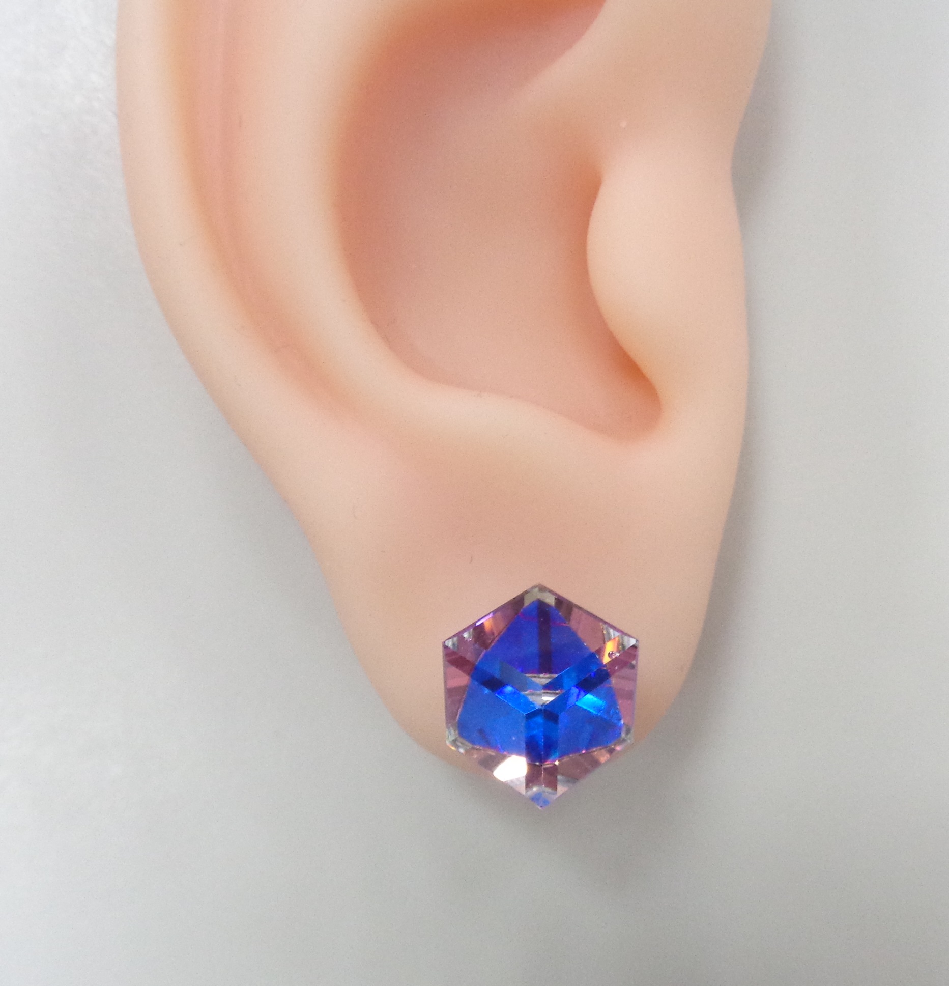 Серебряные серьги-пусеты с кристаллами